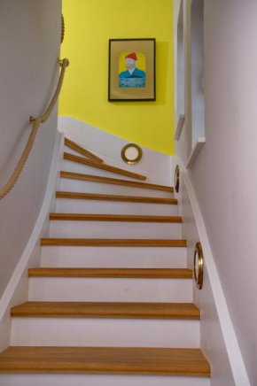 Yellow Upmarine